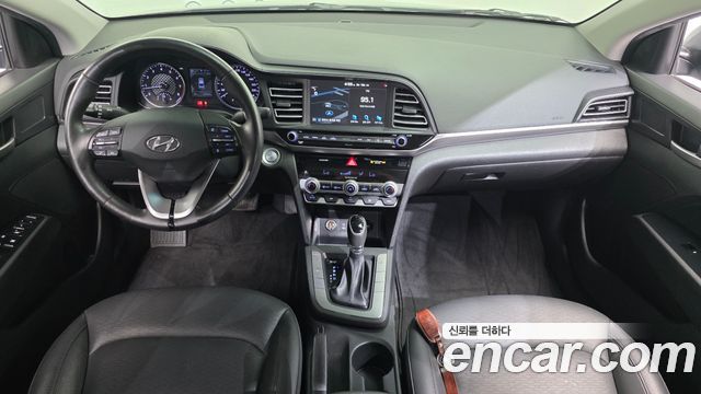 Hyundai Avante — interior