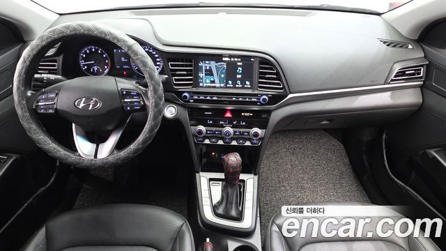 Hyundai Avante — interior