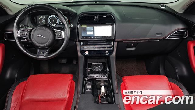 Jaguar F-Pace — interior