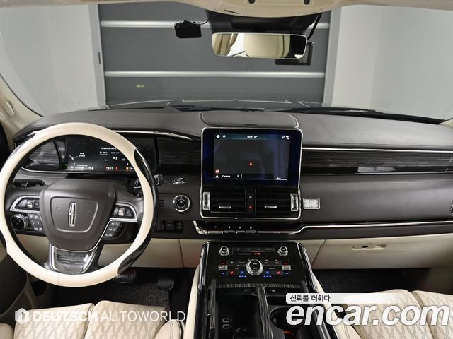 Lincoln Navigator — interior
