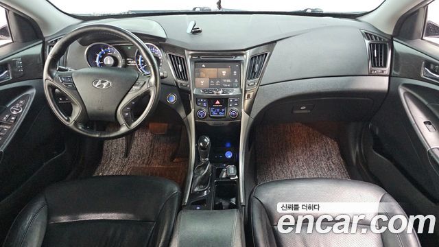Hyundai Sonata — interior