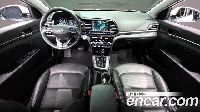 Hyundai Avante — interior
