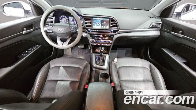 Hyundai Avante — interior