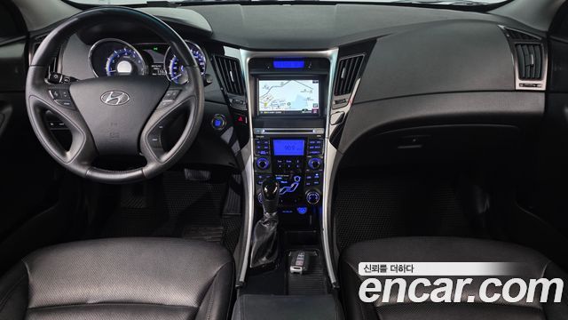 Hyundai Sonata — interior