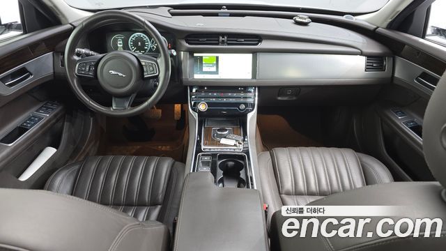 Jaguar XF — interior