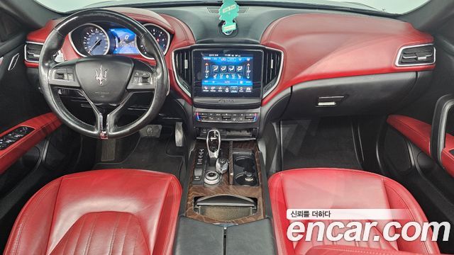 Maserati Ghibli — interior