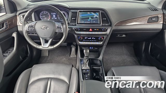 Hyundai Sonata — interior