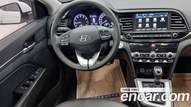 Hyundai Avante — interior