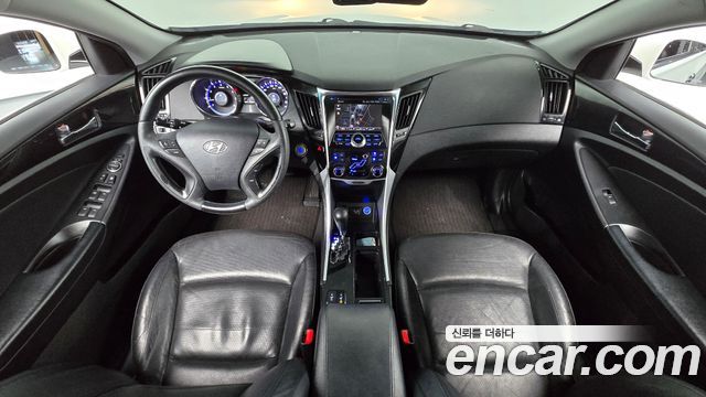 Hyundai Sonata — interior