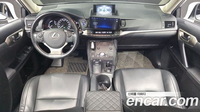 Lexus CT200h — interior