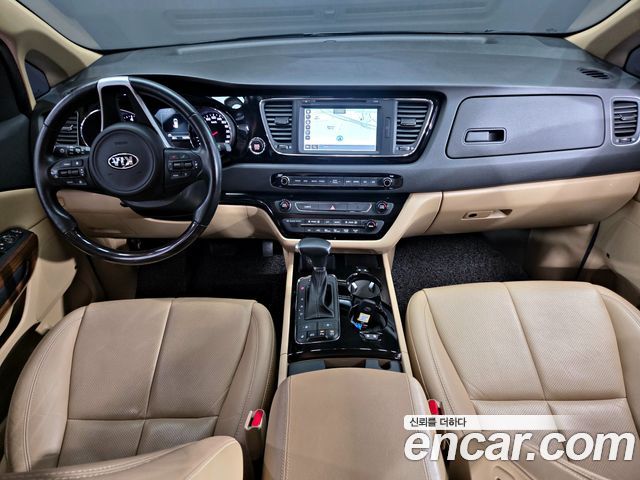 Kia Carnival — interior