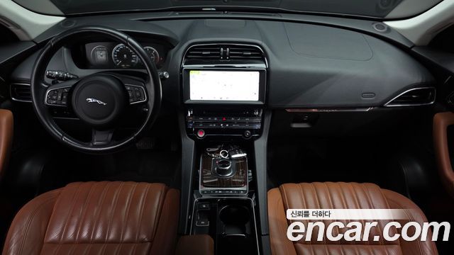 Jaguar F-Pace — interior