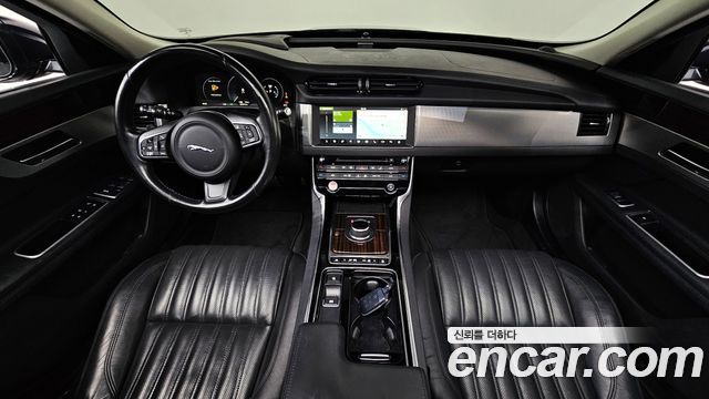 Jaguar XF — interior