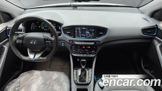 Hyundai Ioniq — interior
