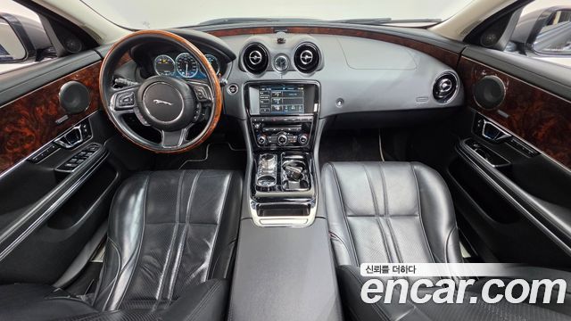 Jaguar XJ — interior