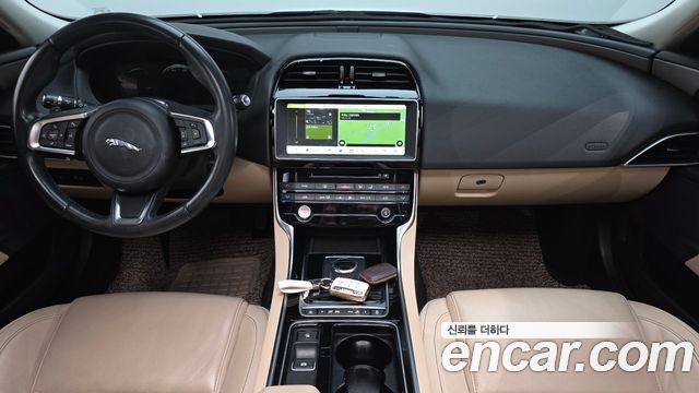 Jaguar XE — interior