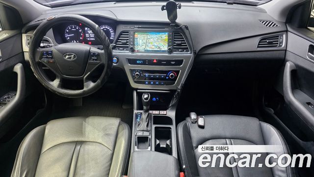 Hyundai Sonata — interior