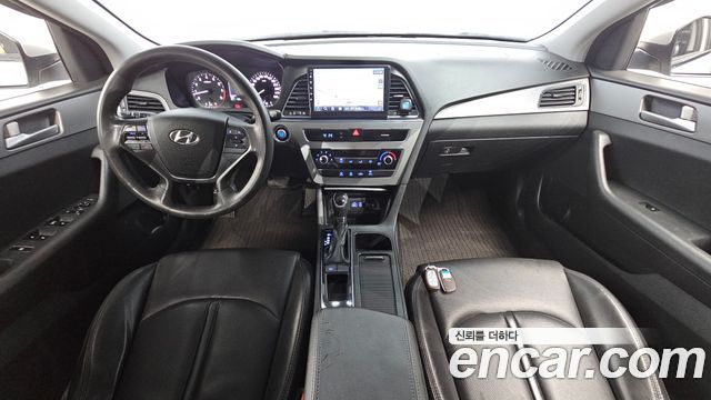 Hyundai Sonata — interior