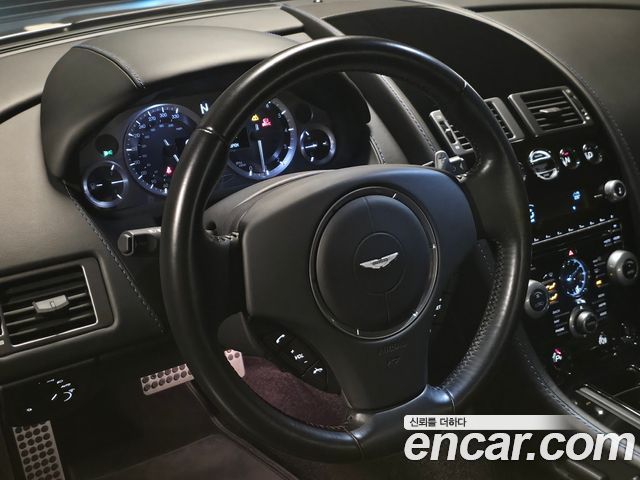 Aston Martin Vantage — interior