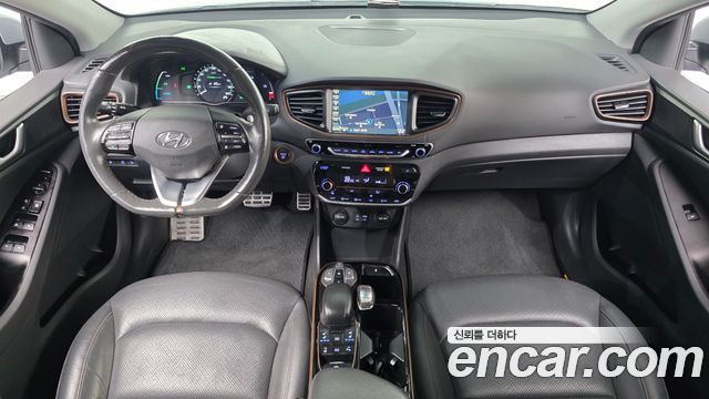 Hyundai Ioniq — interior