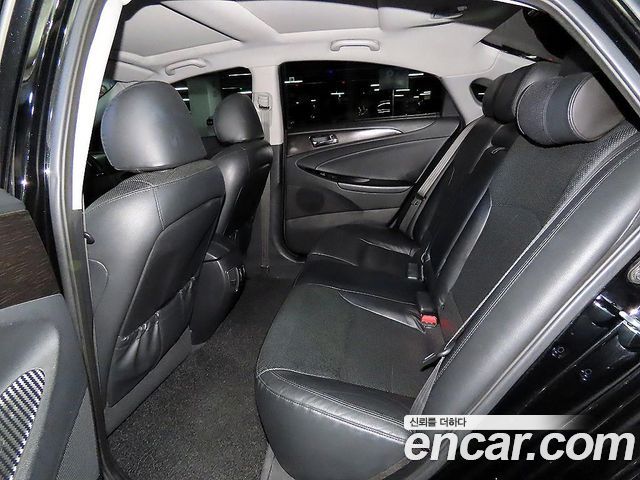 Hyundai Sonata — interior