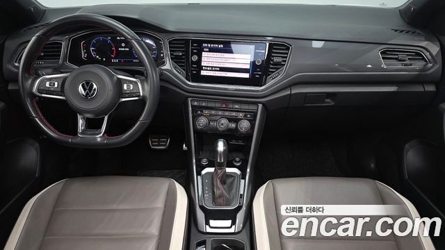 Volkswagen T-Roc — interior