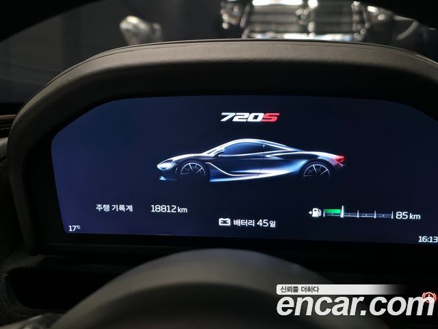 McLaren 720S — interior