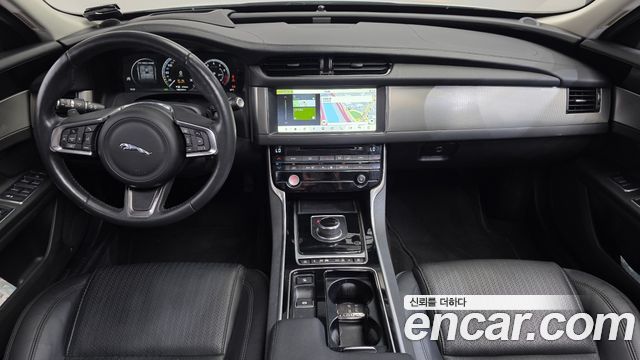 Jaguar XF — interior