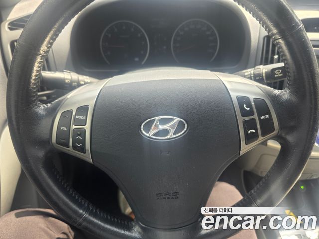 Hyundai Avante — interior