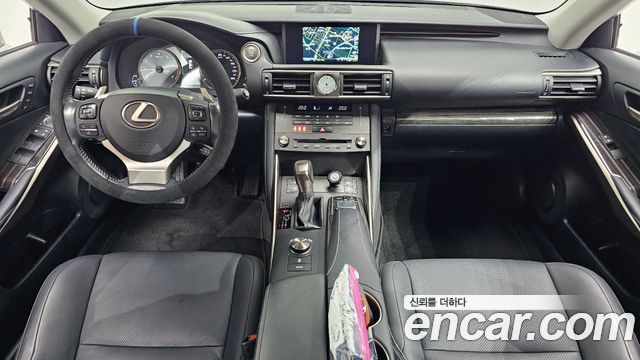 Lexus IS — interior