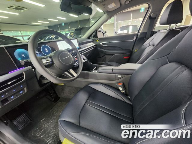 Hyundai Sonata — interior