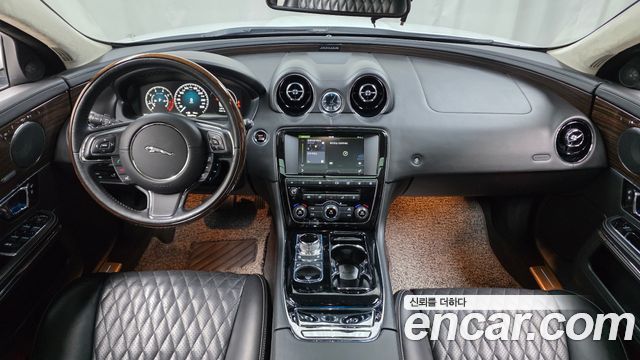 Jaguar XJ — interior