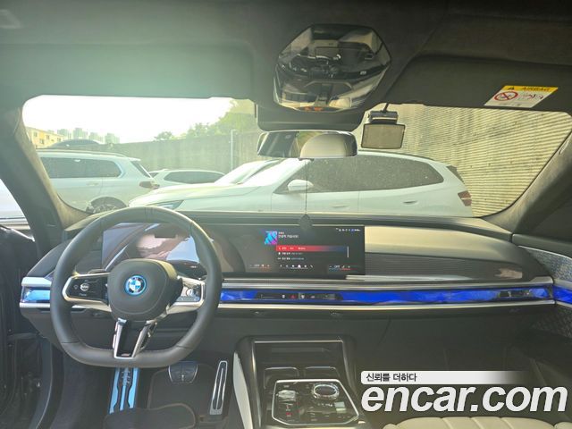 BMW i7 — interior