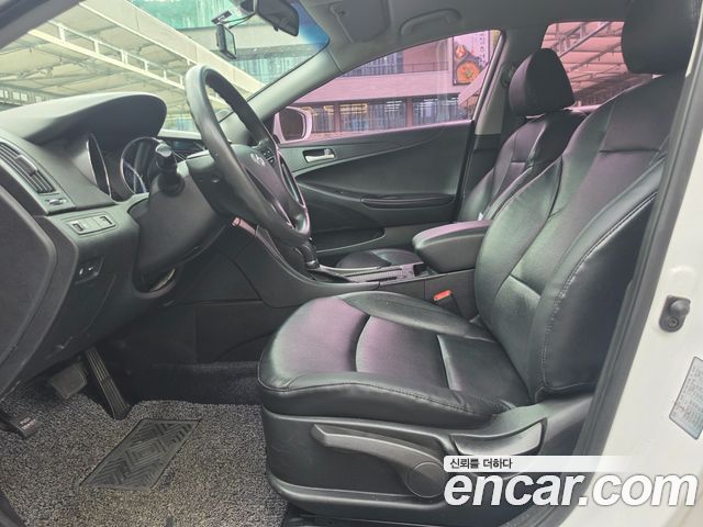 Hyundai Sonata — interior