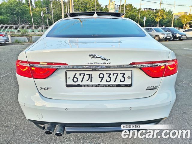 Jaguar XF — interior