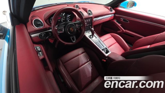 Porsche 718 — interior
