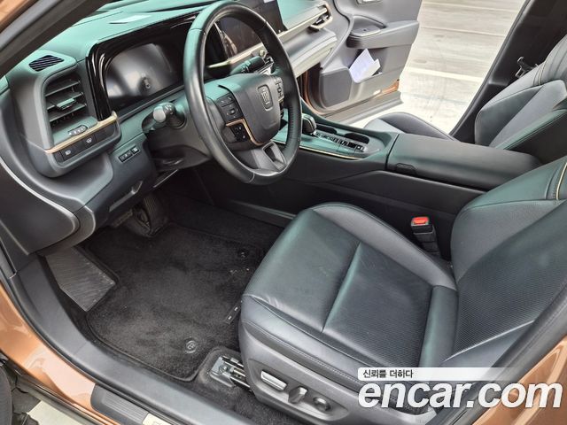 Toyota Crown — interior