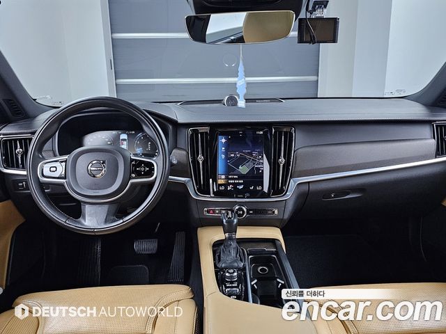 Volvo V90 — interior
