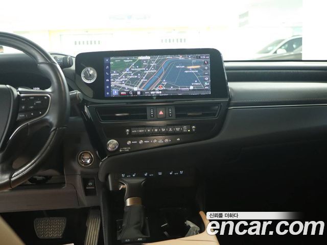 Lexus ES — interior