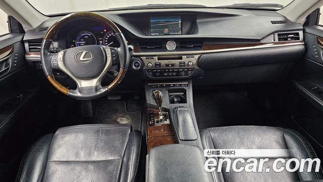 Lexus ES — interior