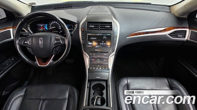 Lincoln MKZ — interior