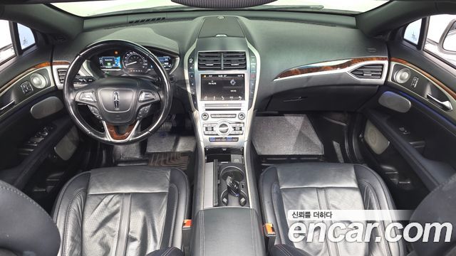 Lincoln MKZ — interior