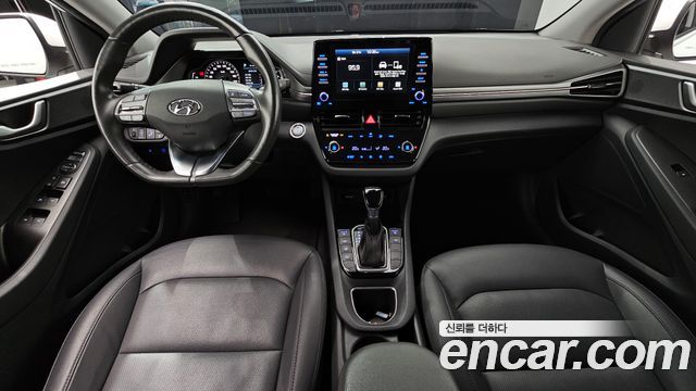 Hyundai Ioniq — interior