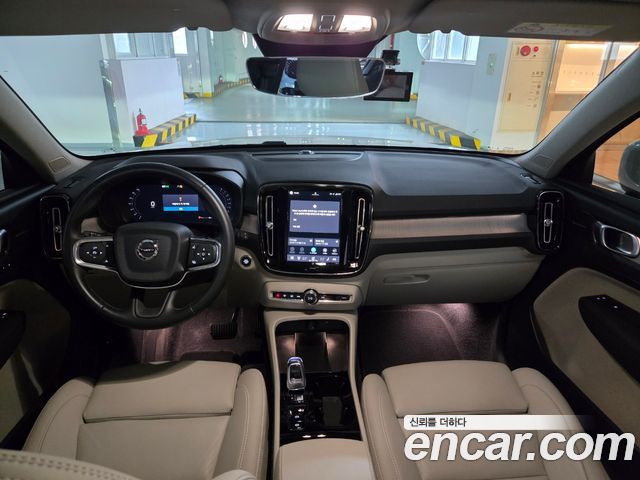 Volvo XC40 — interior