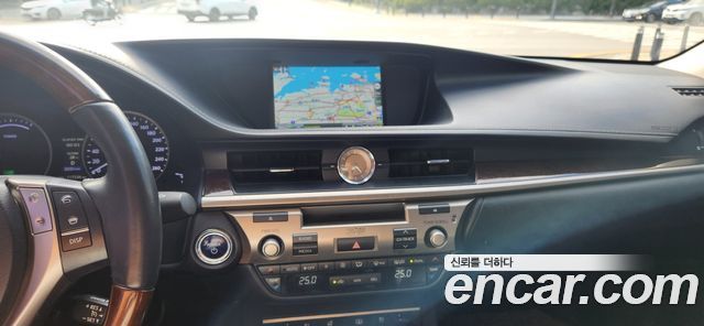 Lexus ES — interior