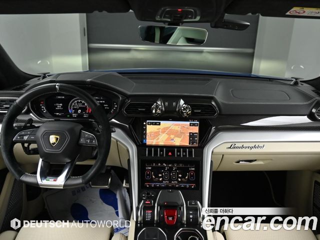 Lamborghini Urus — interior