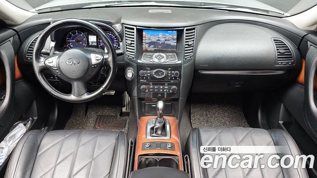 Infiniti FX — interior