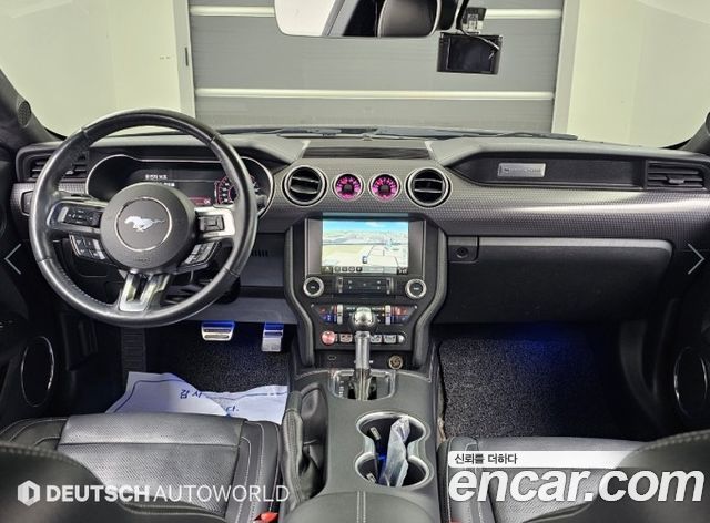Ford Mustang — interior