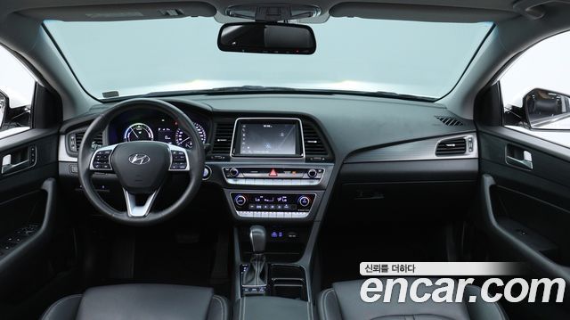Hyundai Sonata — interior