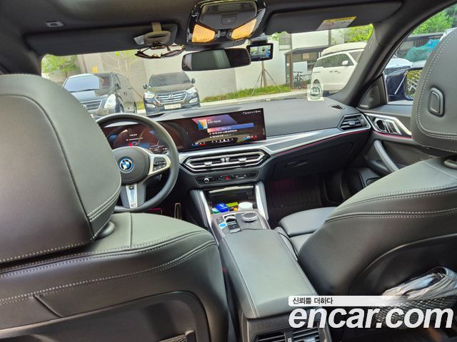 BMW i4 — interior